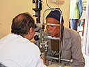 ネパール人眼科医による目の検診